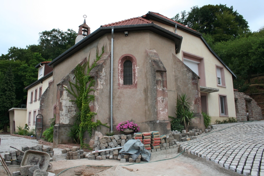 Installation des pavés autour de la chapelle - Juillet 2006