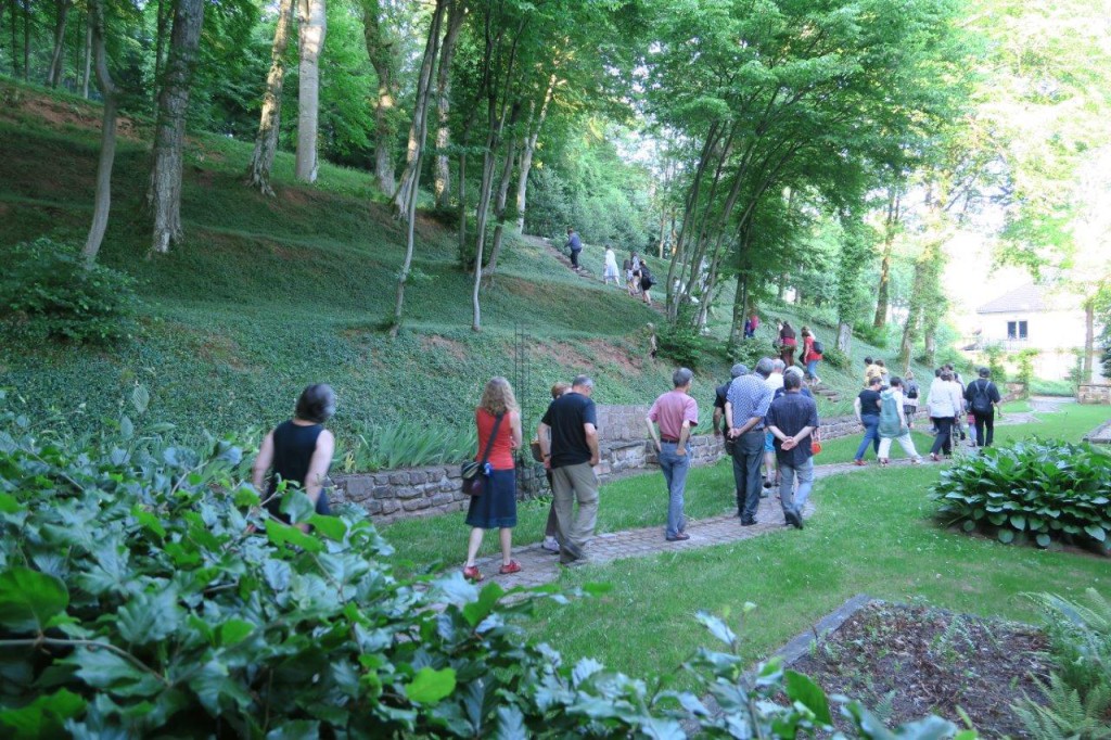 Promenade dans les jardins de la chapelle avec les conteuses