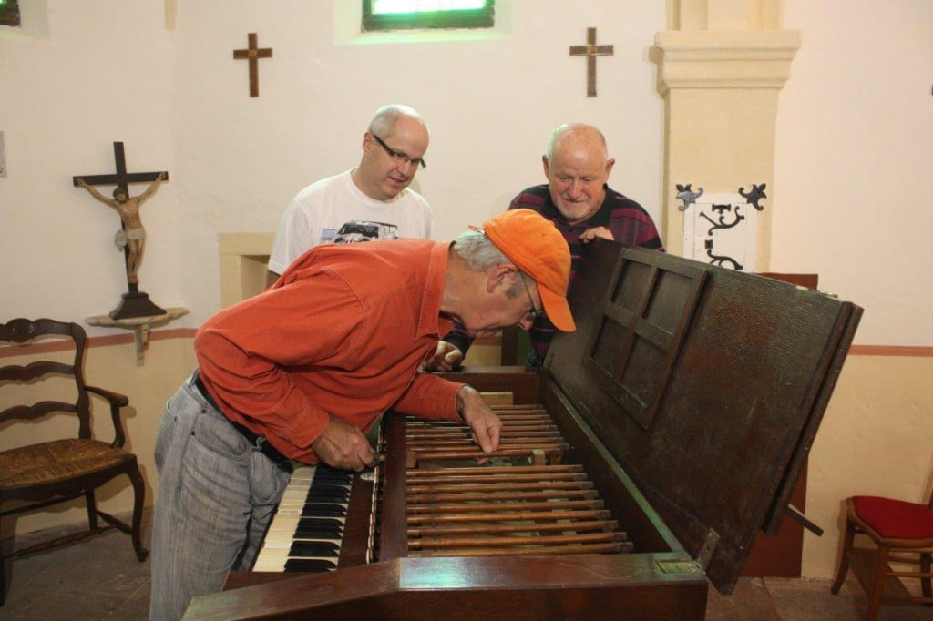 Gilbert Hoyndorf inspecte l'harmonium de la chapelle