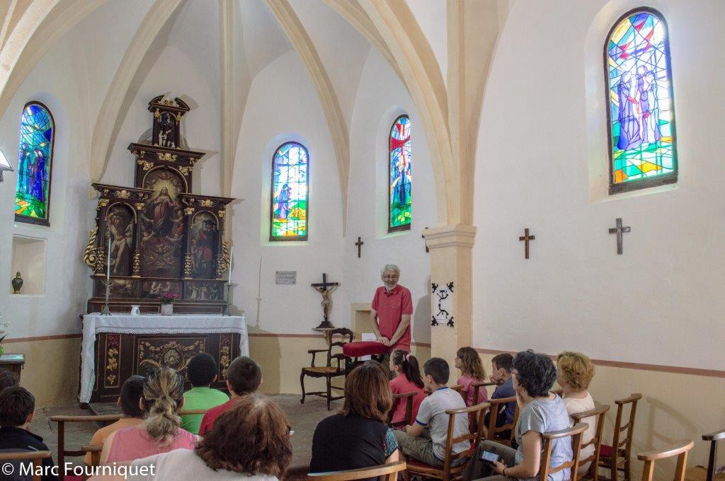 Groupe d'enfants à la chapelle