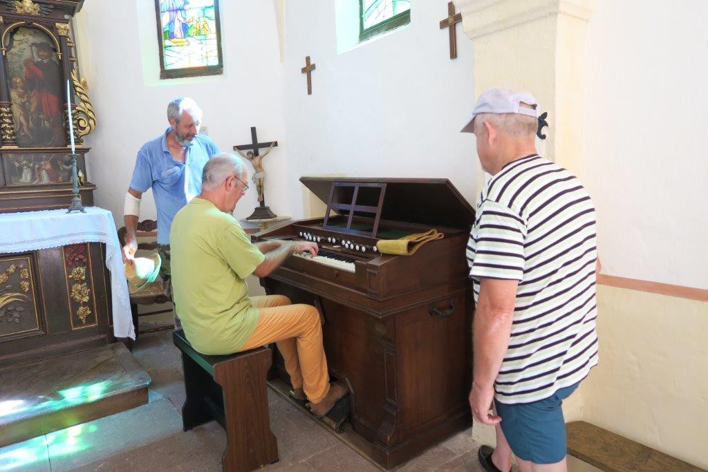 Gilbert Hoyndorf teste les qualités musicales de l'instrument qu'il a restauré. 