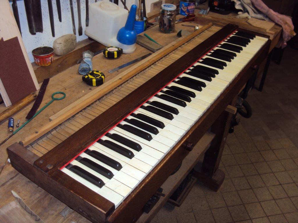 Le clavier de l'harmonium - Photo : Gilbert Hoyndorf