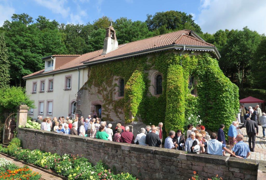 Vue de la chapelle et de la foule à la sortie de la messe du 16 août