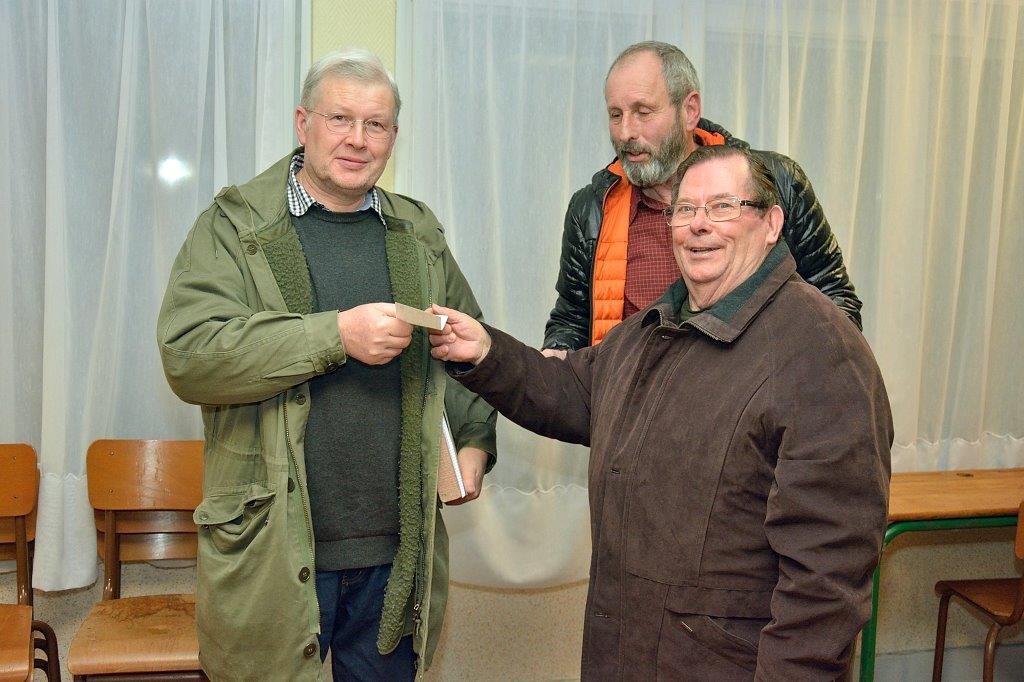 Remise d'un chèque à Bruno Gérard, tailleur de pierre, par Claude Hung, le trésorier 