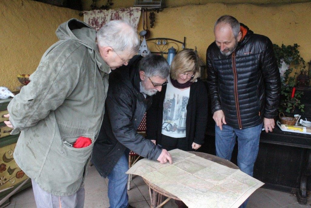Jean-Claude Fombaron montre l'emplacement du calvaire à Bruno Gérard, Marie-Claude Bourdon et Jean-François Riotte