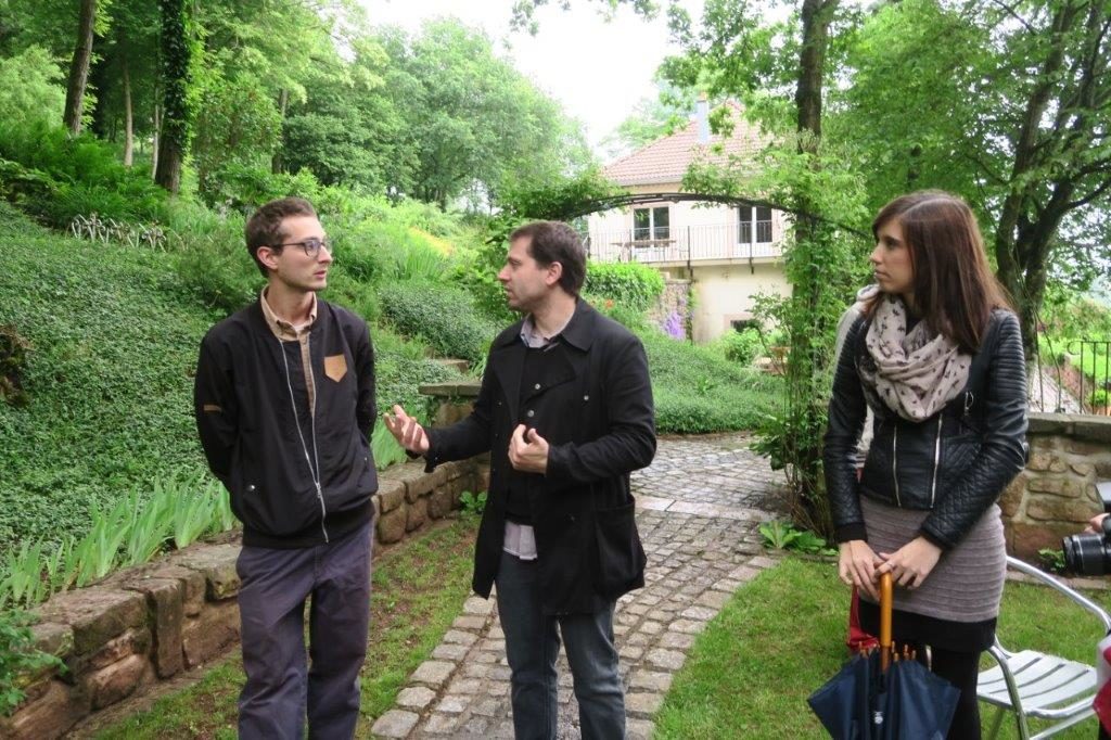 Jennifer et Romain Durain avec l'artiste Mantra. 