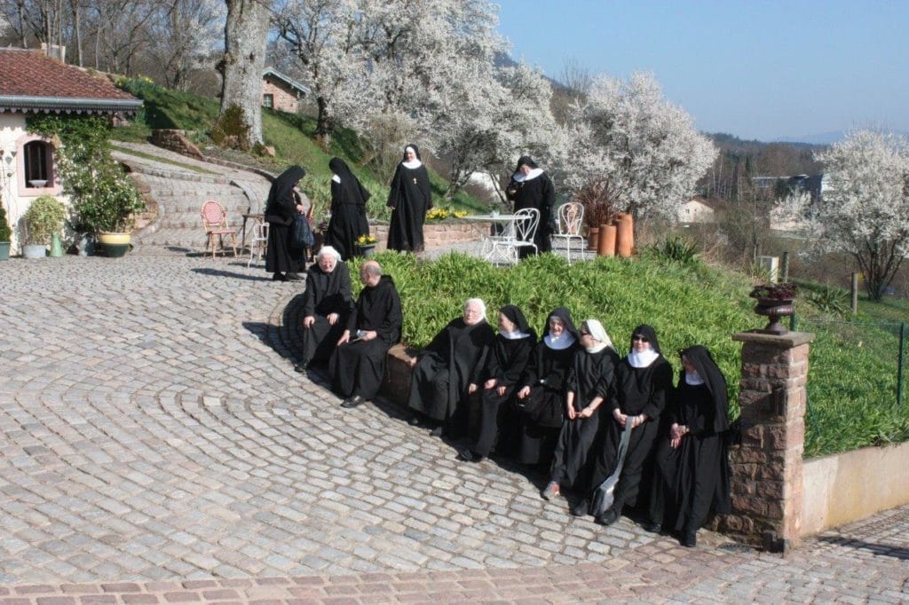 Photos des bénédictines dans les jardins de la chapelle le 12 mars 2014.