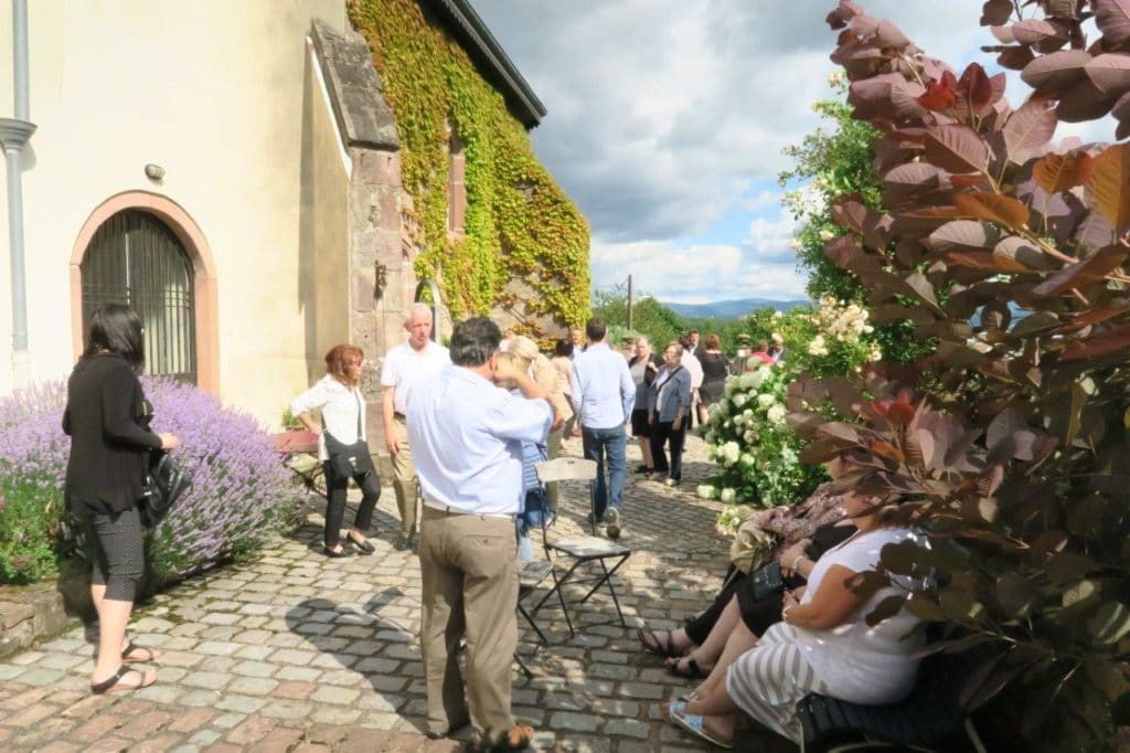 Photo de visiteurs dans les jardins de la Chapelle