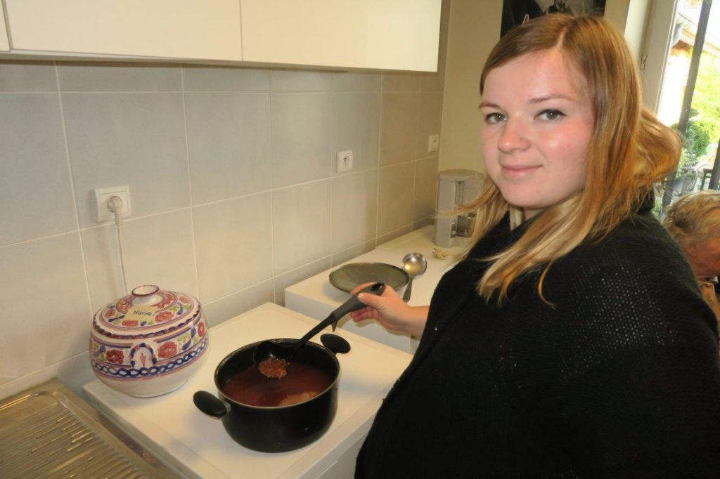 photo de la cuisinière du bortsch