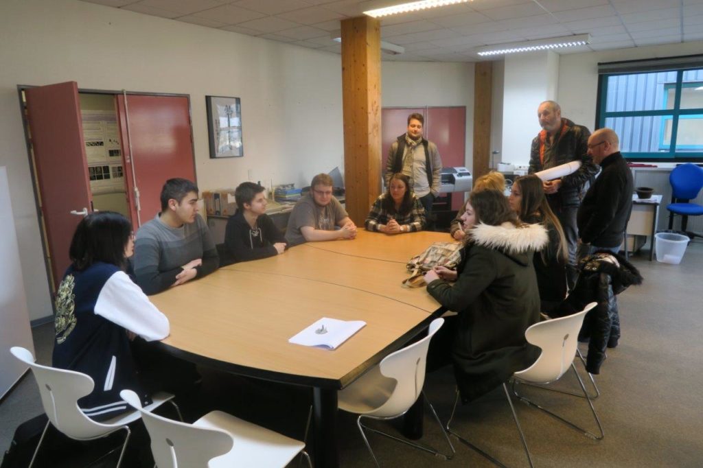 Les étudiants et leur professeur en compagnie de Jean-François Riotte et Romain Ganier