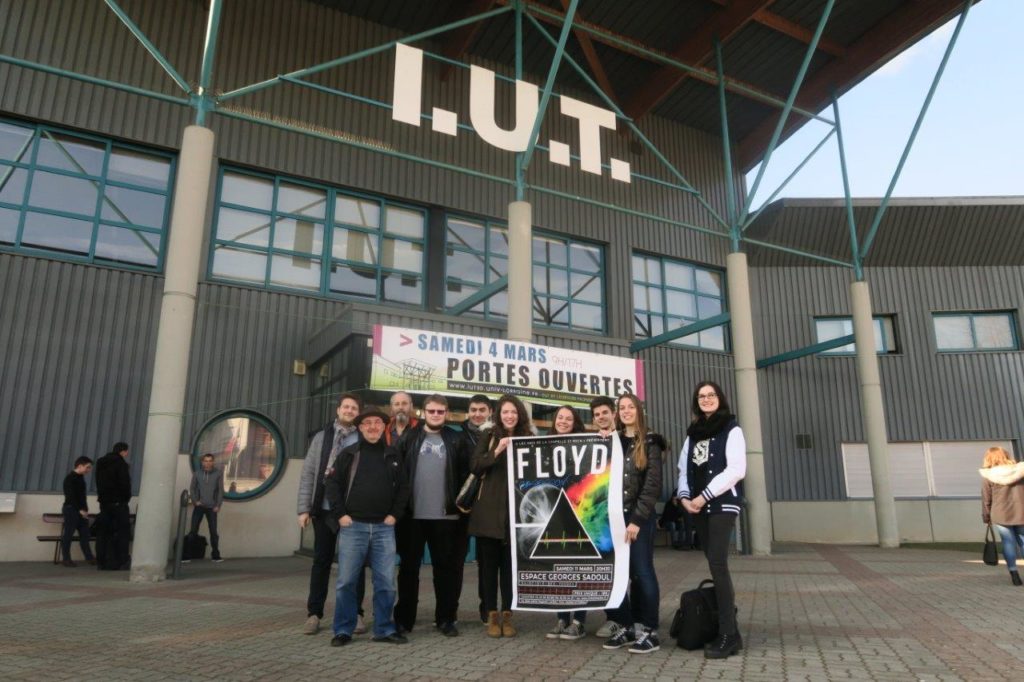 Photo de groupe devant l'IUT