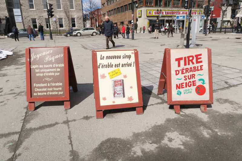 Panneaux publicitaires sur le sirop d'érable à la station de métro Jean Talon à Montréal