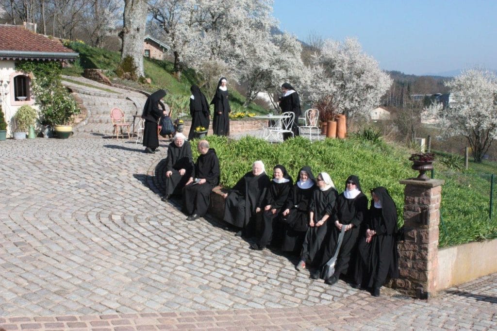 Photo d'un groupe de bénédictines le 12 mars 2014 lors de l’inauguration des vitraux