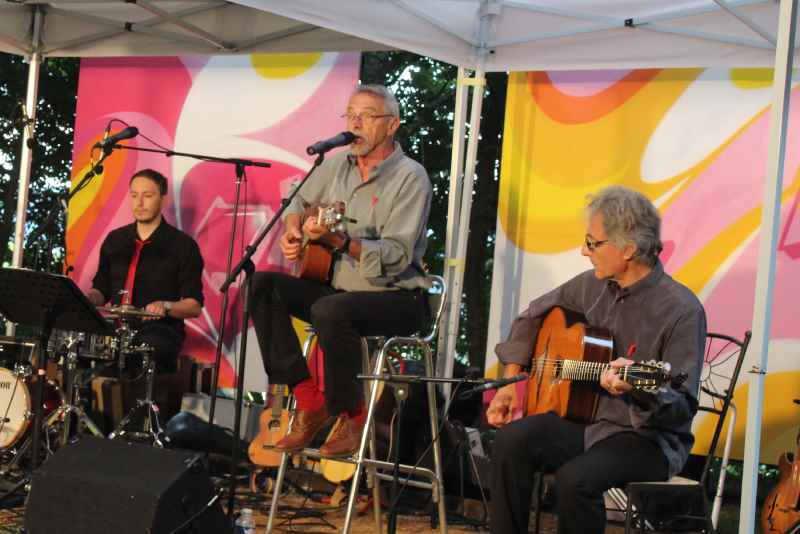 Photo de Gérard Delon - au centre - lors du concert de Concurrence déloyale dans les jardins de la chapelle en juillet 2016