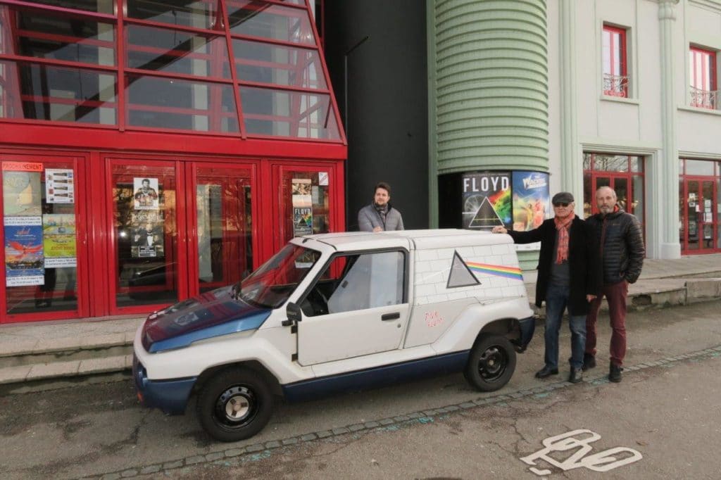 Photo de la voiture décorée aux couleurs de Pink Floyd