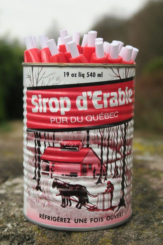 Photo des stylos dans une boite de sirop d'érable