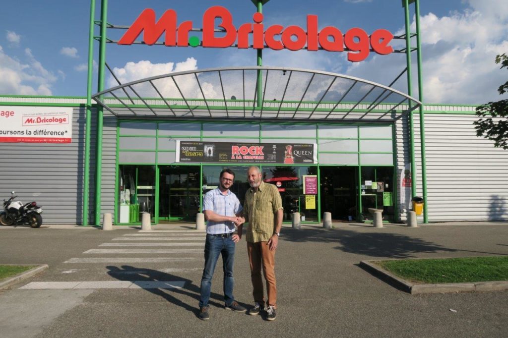 Jean-François Riotte, président des Amis de la Chapelle, et Guillaume Vantard, directeur, devant le magasin