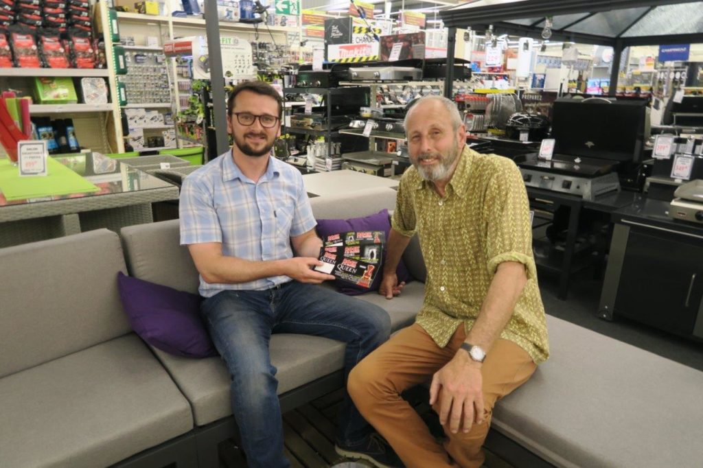 Jean-François Riotte, président des Amis de la Chapelle, et Guillaume Vantard, directeur, dans le magasin