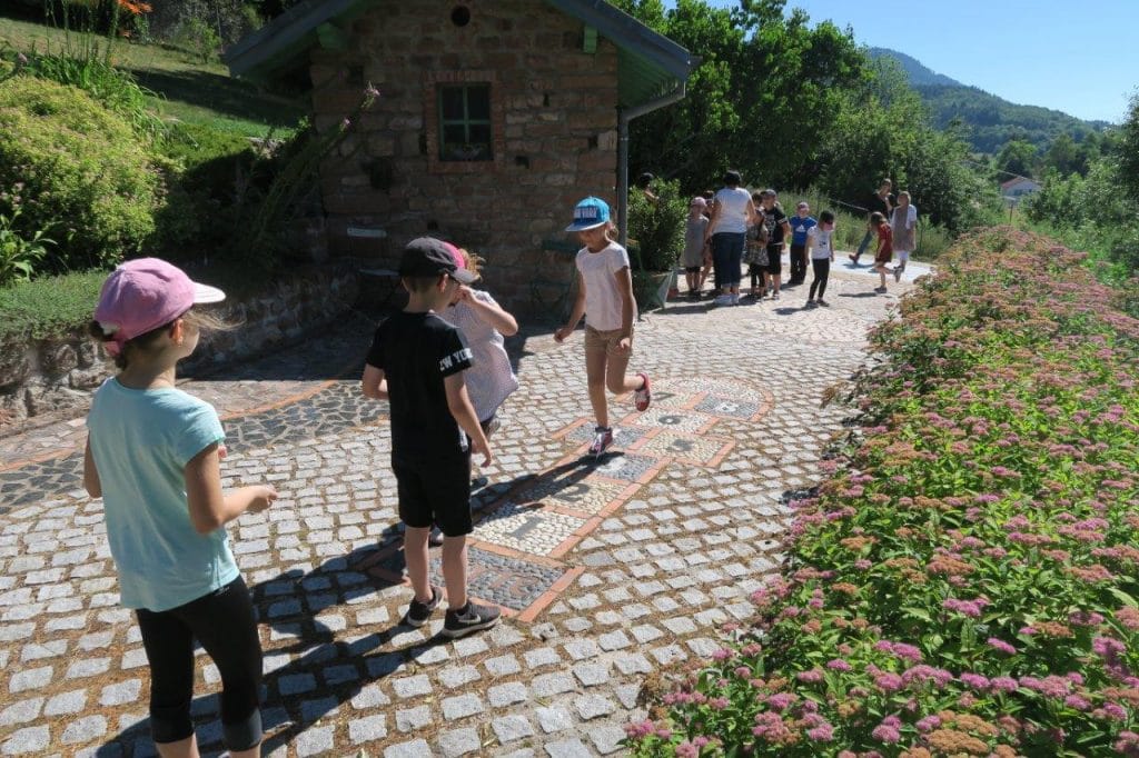 Les enfants jouent à la marelle