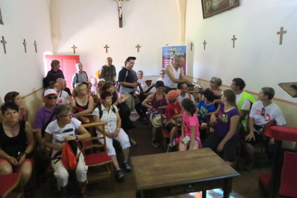 Un groupe dans la chapelle