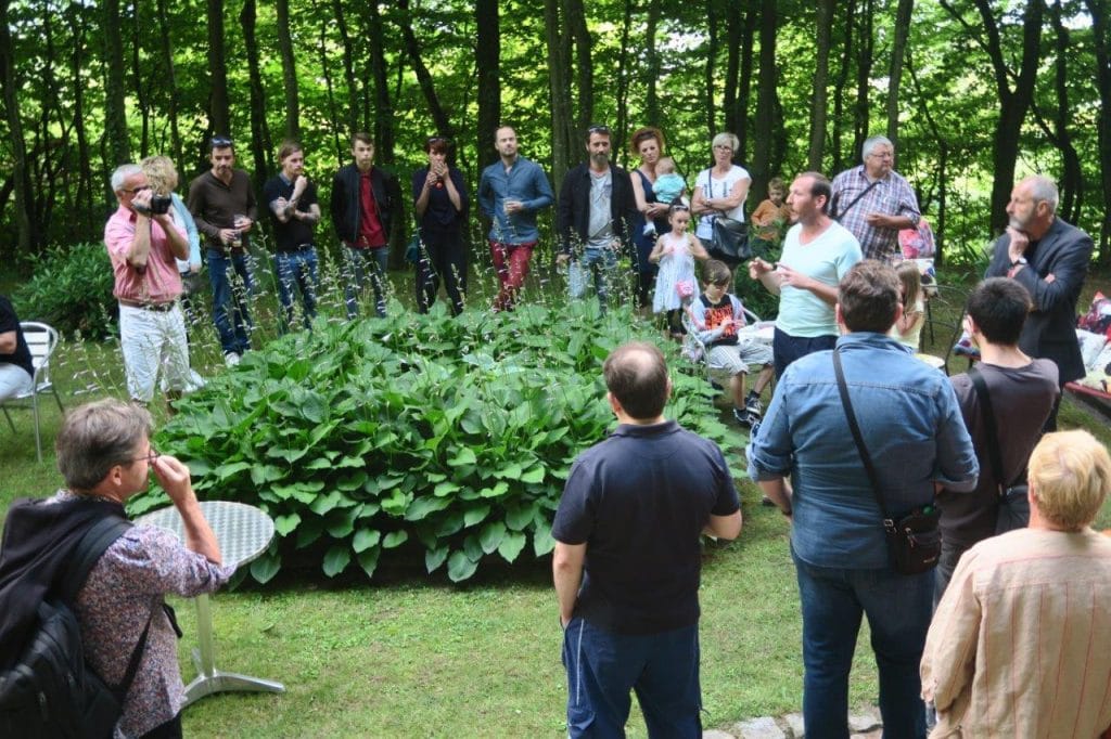 Photo de Julien Cuny présentant son travail au public