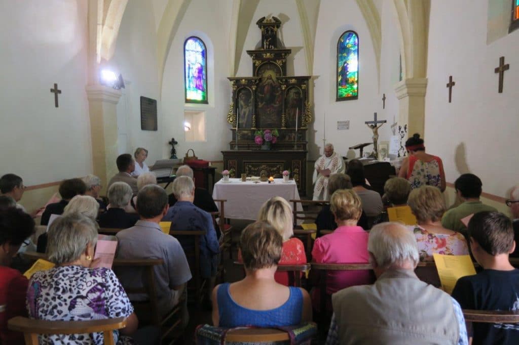 Photo de l'assemblée autour du Père Baldacini