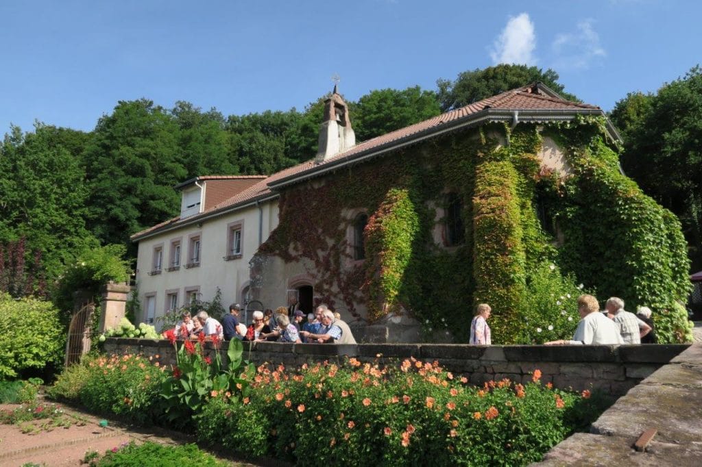 Photo de la chapelle et des fidèles à la sortie de l'office religieux