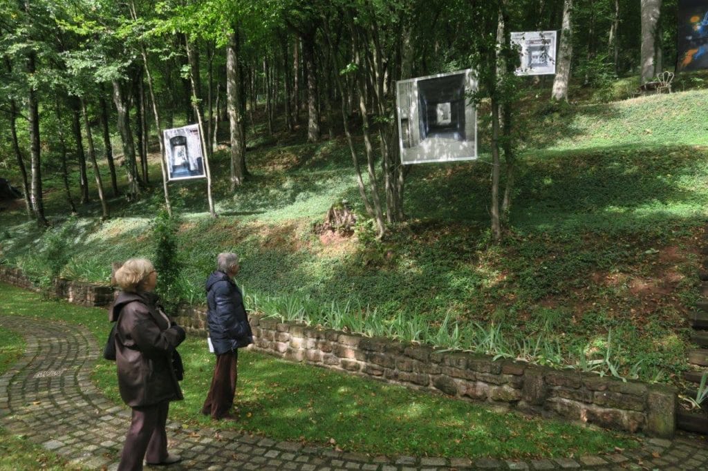 Photo de Visiteurs dans le parc devant une photo de Philippe Colignon