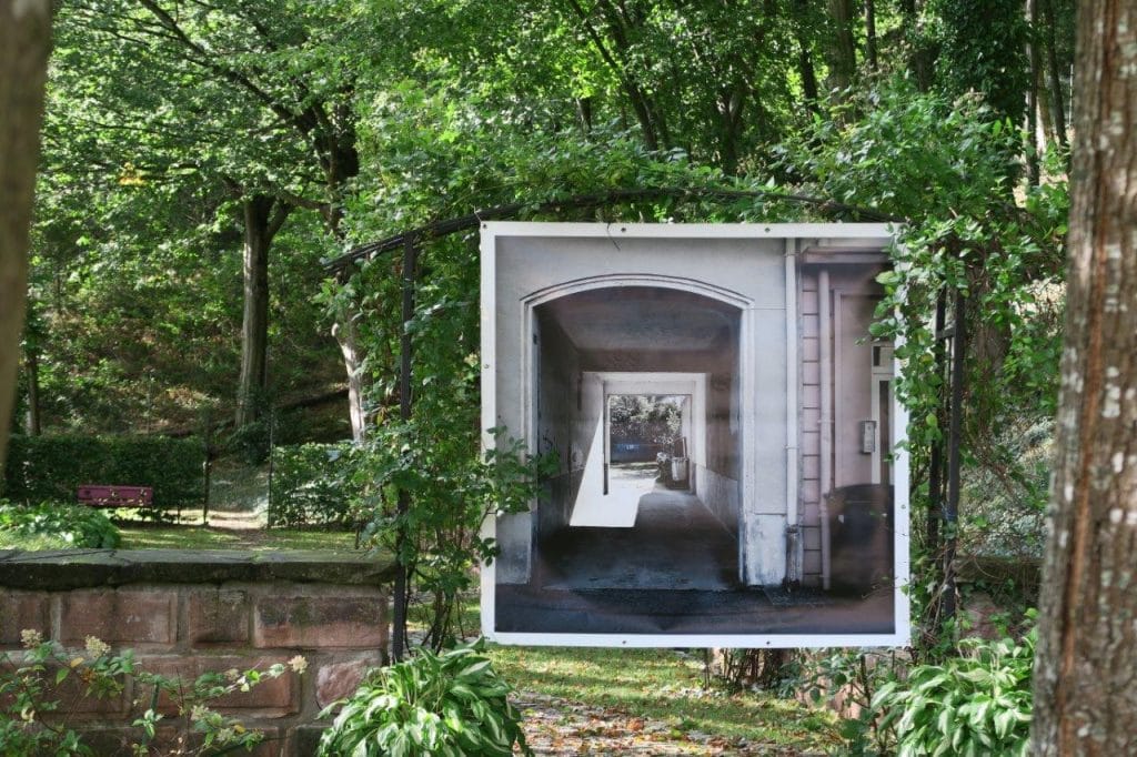 Un des grands formats de Philippe Colignon dans les jardins de la chapelle