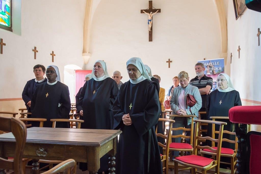 Le religieuses prient dans la chapelle