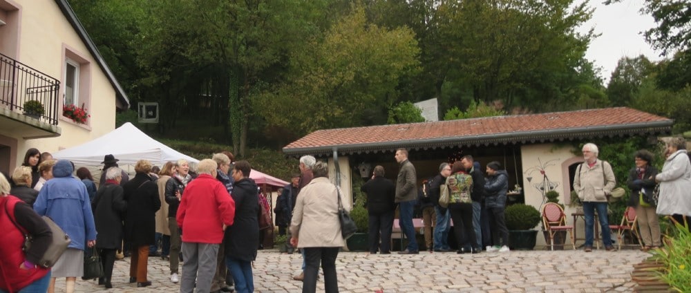 Le public autour des stands de dégustation