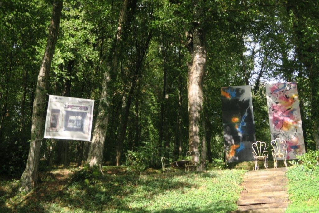 Photo et peintures au milieu des arbres des jardins de la chapelle