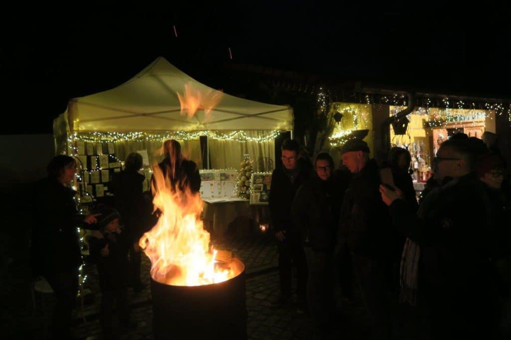 Photo avec des guirlandes lumineuses et un brasero