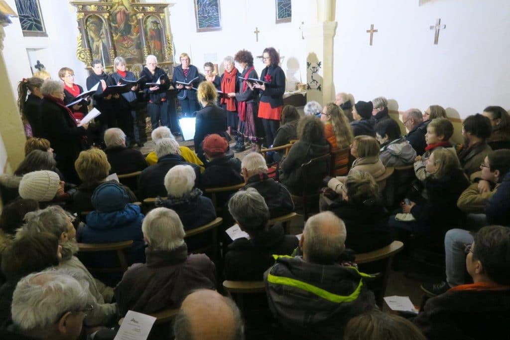 Photo du chœur de femmes et de son public dans la chapelle