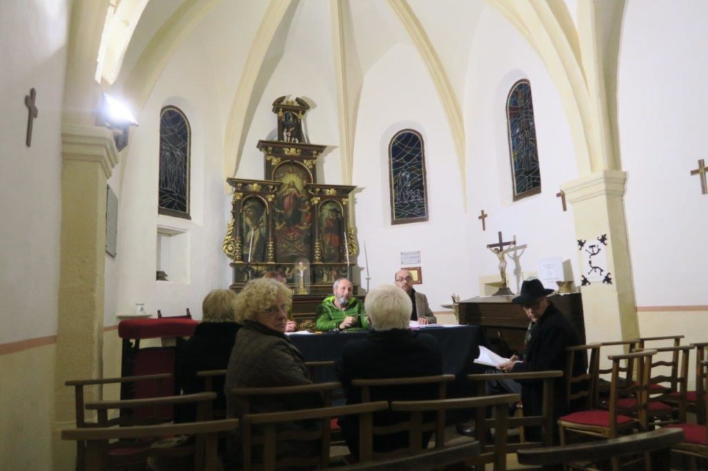 Vue de l'assemblée dans la chapelle