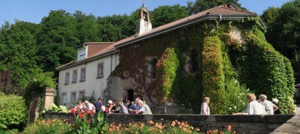 Photo de la chapelle et des fidèles à la sortie de l'office religieux